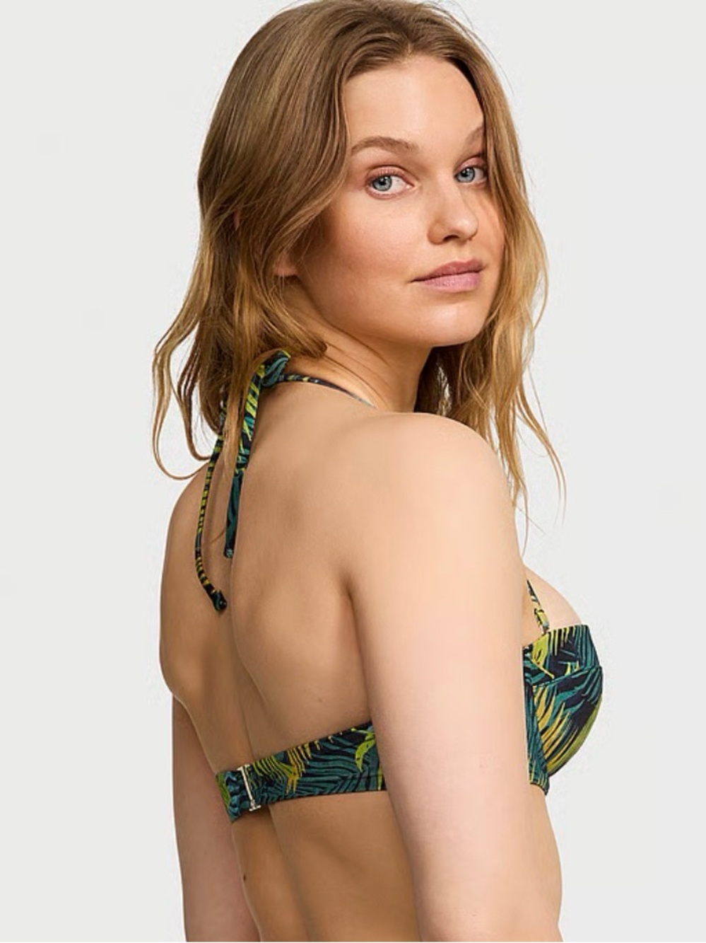 Essential uplifting strapless bikini top.